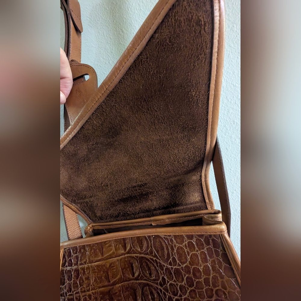 Skiathos Elegant Tan Leather Crossbody Bag - Picture 6 of 11